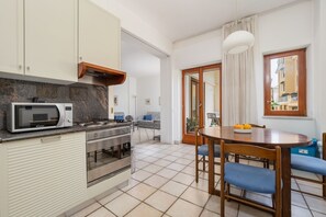 Frigorifero, microonde, forno, piano cottura