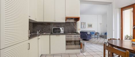 Frigorifero, microonde, forno, piano cottura