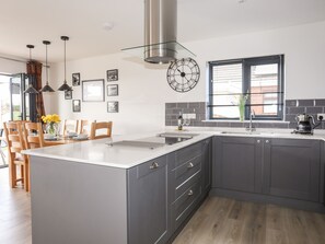 Cottage | Private kitchen | Fridge, dishwasher, electric kettle, toaster - The Hawthorns (Amlwch)