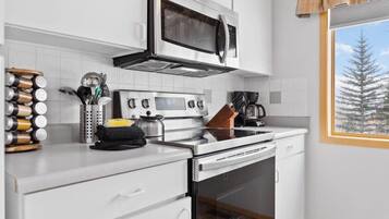 Geladeira, fogão, cooktop, lava-louças