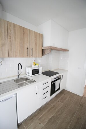 ثلاجة، ميكروويف، فرن، موقد طهي مسطح