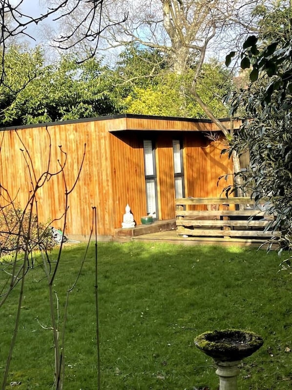 Property grounds - The Cabin - Arkley, Barnet (Barnet)