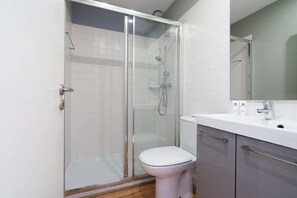 Douche, sèche-cheveux, serviettes fournies