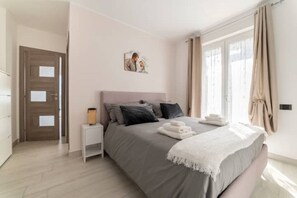 1 slaapkamer, een strijkplank/strijkijzer, gratis wifi, beddengoed