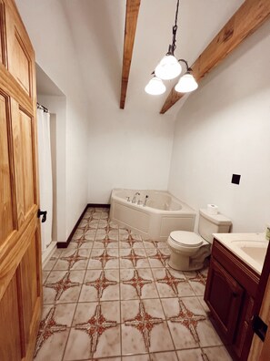 Douche, séchoir à cheveux, serviettes fournies, papier de toilette