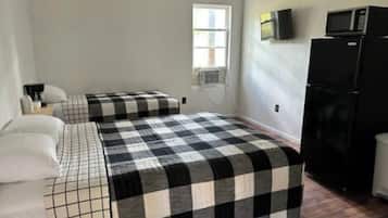 7 bedrooms, desk, iron/ironing board, travel crib