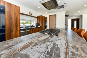 Fridge, microwave, oven, stovetop - NEW 3BR 2.5BA Modern Oasis w/Resort Style Pool with Resort Style Pool (Noord)