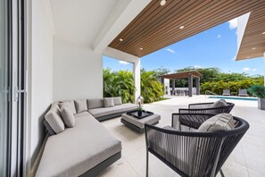 Terrace/patio - NEW 3BR 2.5BA Modern Oasis w/Resort Style Pool with Resort Style Pool (Noord)