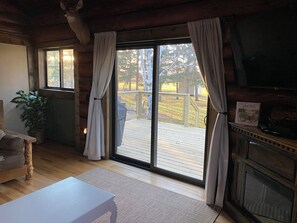 Smart TV, fireplace - Log Home! Heated Garage! In town Warroad, MN. Close to Hockey Arenas & Fishing! (Warroad)