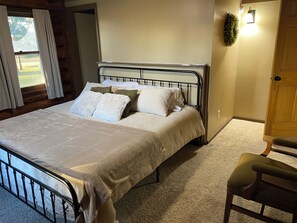 2 bedrooms, iron/ironing board, travel cot, free WiFi - Log Home! Heated Garage! In town Warroad, MN. Close to Hockey Arenas & Fishing! (Warroad)