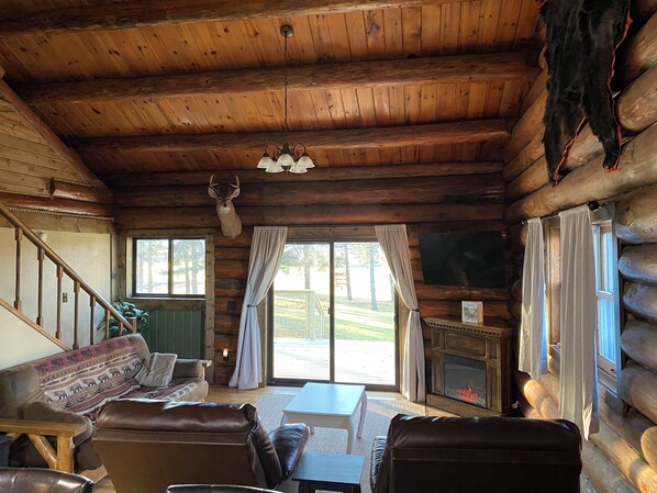 Smart TV, fireplace - Log Home! Heated Garage! In town Warroad, MN. Close to Hockey Arenas & Fishing! (Warroad)