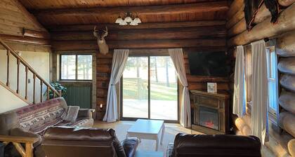 Log Home! Heated Garage! In town Warroad, MN. Close to Hockey Arenas & Fishing!