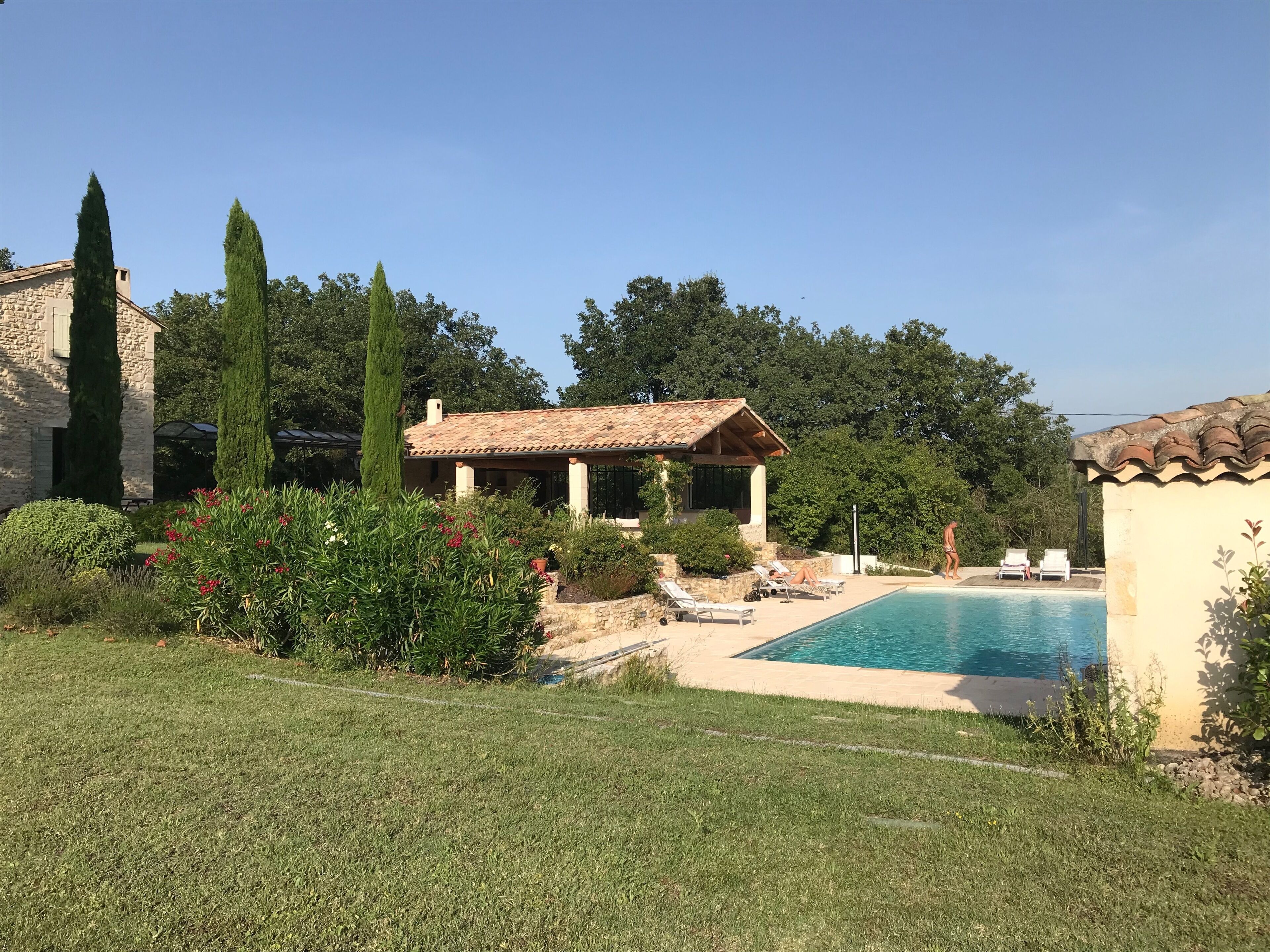 Sesongbasert utendørsbasseng, bassengparasoller og solsenger