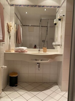 Dusch, hårtork, handdukar och tvål