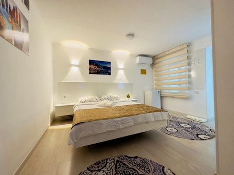 Ropa de cama hipoalergénica y espacio para trabajar con laptop . ABS Guest House Osh