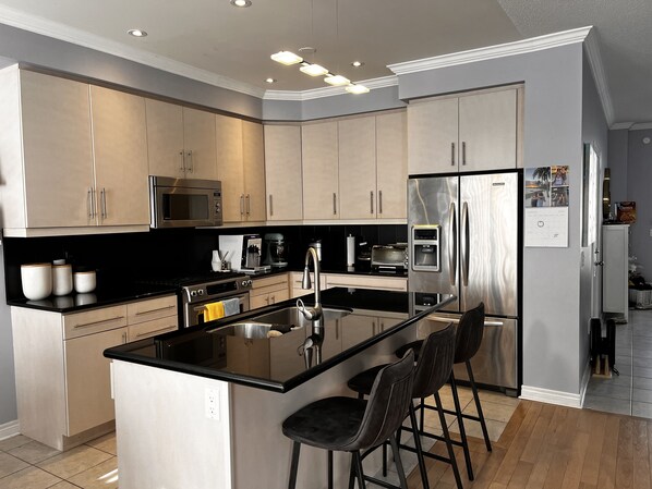 Réfrigérateur, four à micro-ondes, un four, surface de cuisson