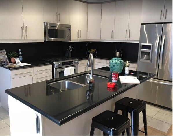 Réfrigérateur, four à micro-ondes, un four, surface de cuisson