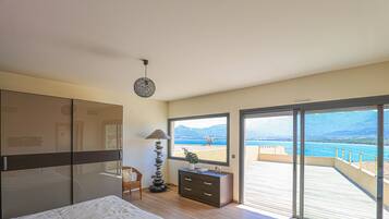 7 bedrooms, desk, iron/ironing board, travel crib