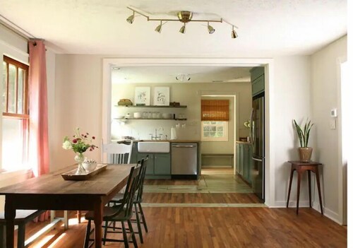 Charming 1935 Cottage: "The Little House"