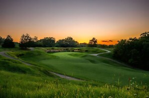 Un parcours de golf avec un chemin sinueux et une végétation luxuriante.