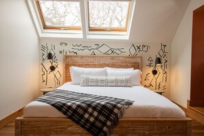 6 bedrooms, iron/ironing board, WiFi, bed sheets