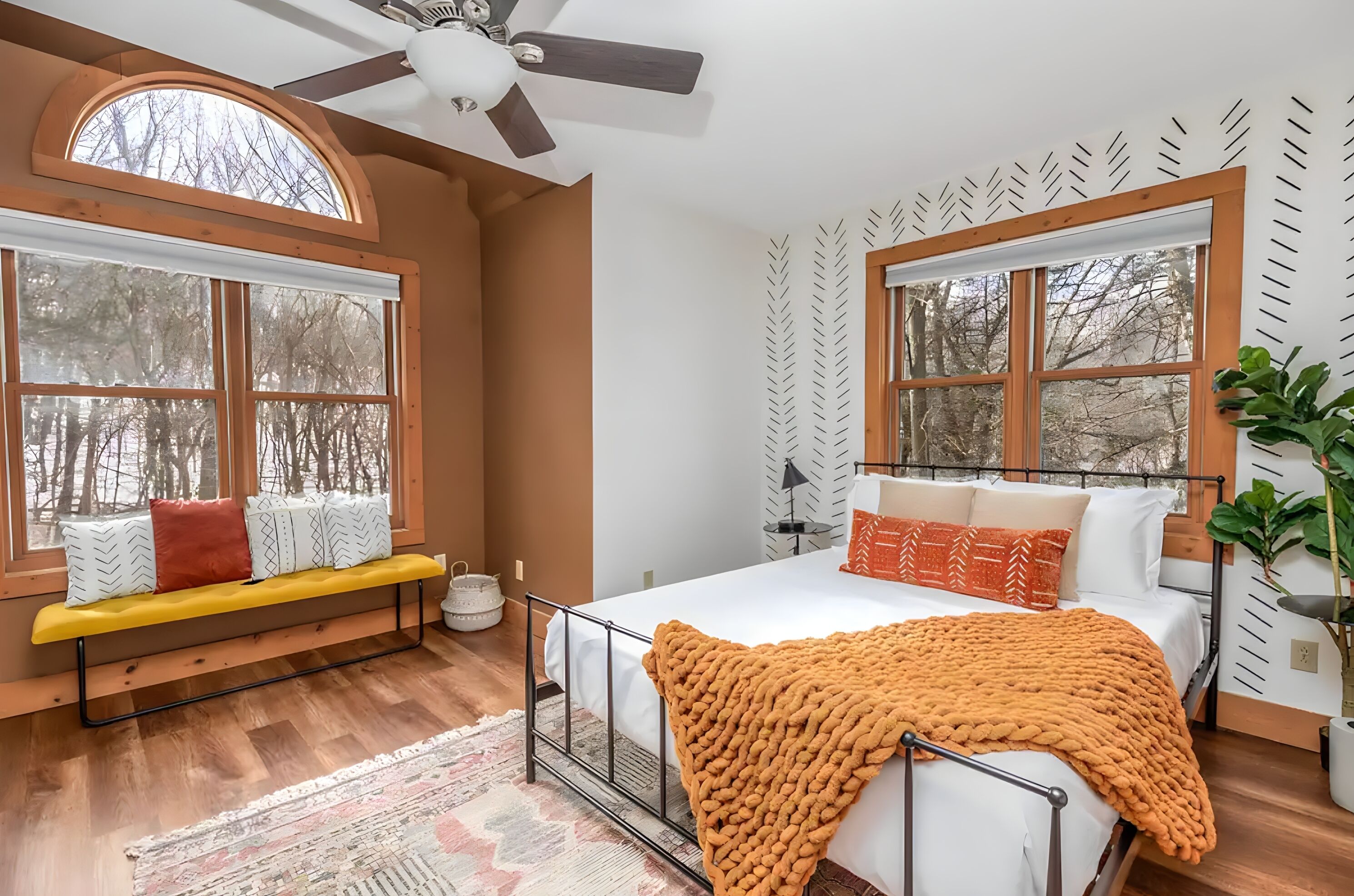 6 bedrooms, iron/ironing board, WiFi, bed sheets