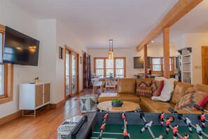 Smart TV, chimenea y futbolito