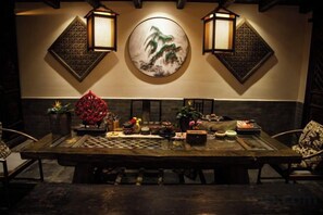 Una mesa de comedor tradicional con diversos platos y una decoración central.