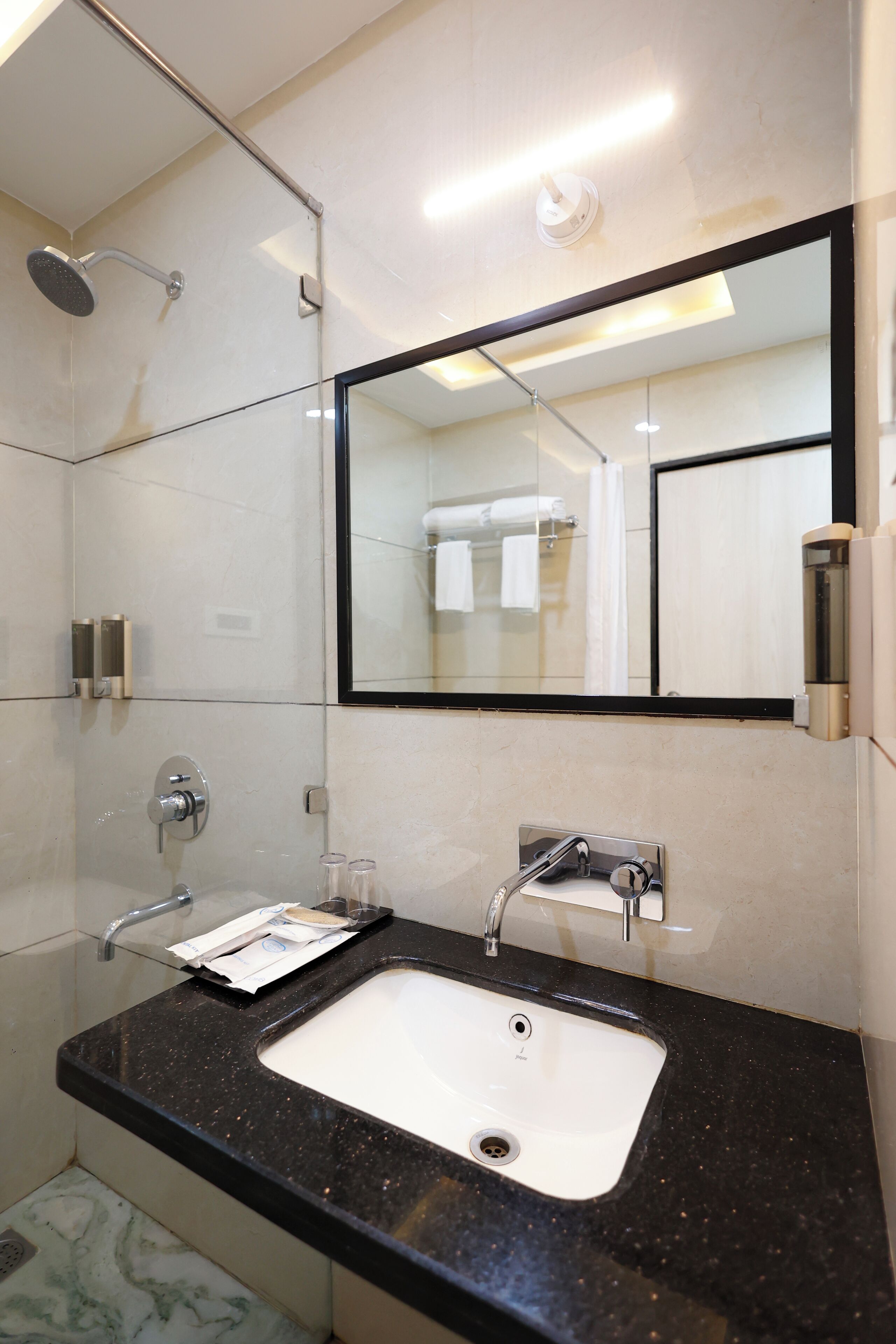Dusche, Regendusche, kostenlose Toilettenartikel, Haartrockner