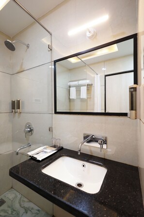Dusche, Regendusche, kostenlose Toilettenartikel, Haartrockner