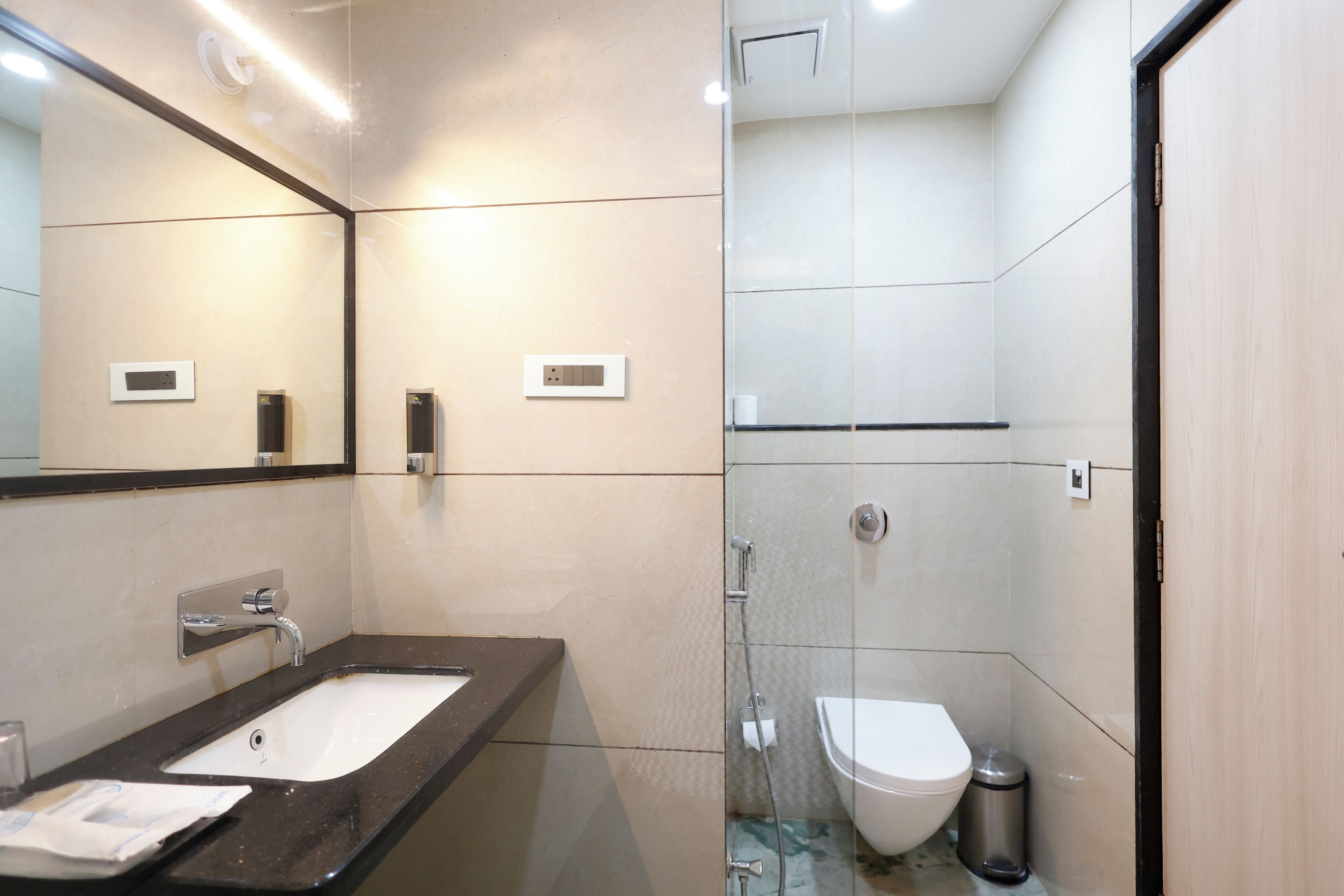 Une salle de bain moderne avec un lavabo, un miroir et des toilettes.