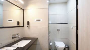 Une salle de bain moderne avec un lavabo, un miroir et des toilettes.