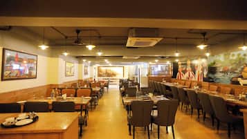 Café da manhã com buffet todos os dias (INR 500 por pessoa)