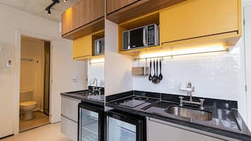Kühlschrank, Mikrowelle, Wasserkocher mit Kaffee-/Teezubehör