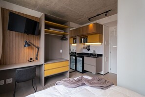 Een strijkplank/strijkijzer, internet, beddengoed