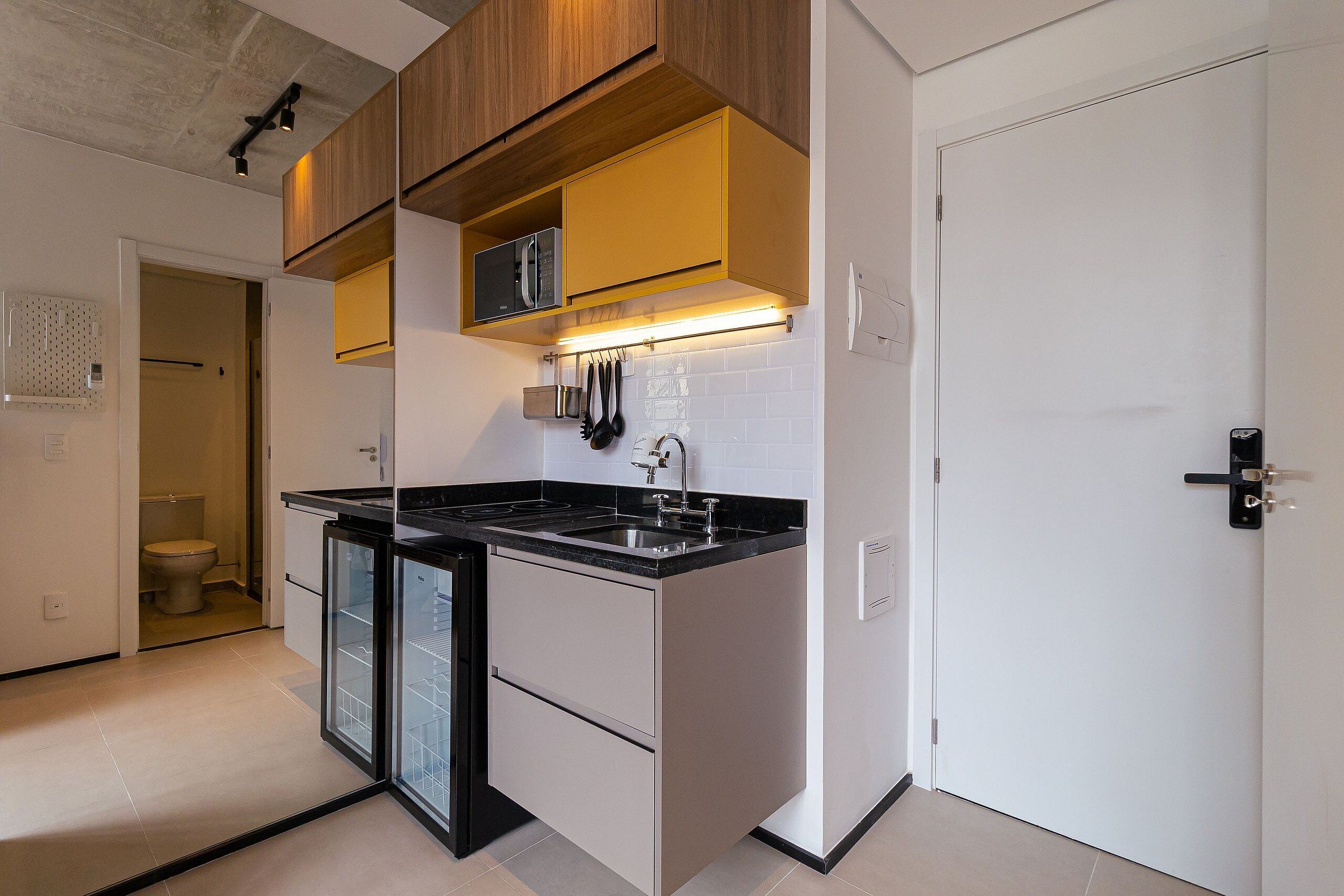 Refrigerador, microondas, cafetera y tetera y utensilios de cocina 