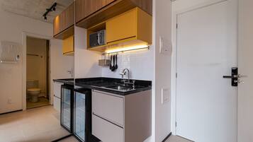 Refrigerador, microondas, cafetera y tetera y utensilios de cocina