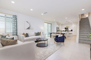 Smart TV, chimenea, futbolito y tenis de mesa 