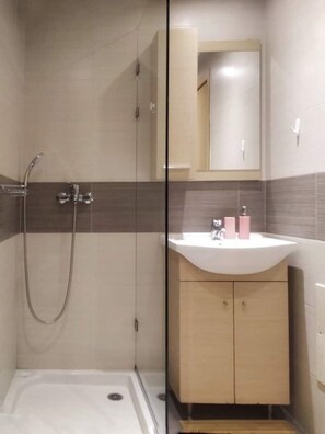 Hiustenkuivaaja, pyyhkeet, saippua, vessapaperi