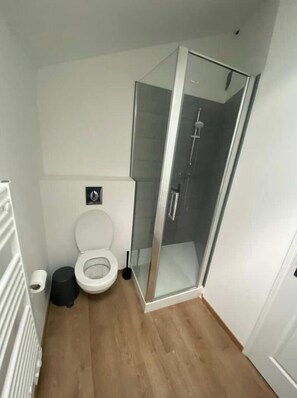 Een douche, een haardroger, handdoeken, zeep