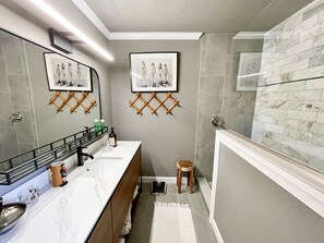 Bathroom - Eagles Rest: Relax in this pet friendly home with an enclosed yard perfect for y (Ocracoke)
