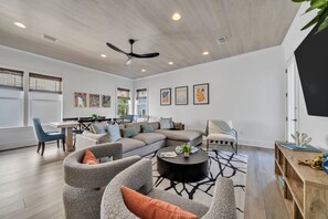 Smart TV, video games, books, music library - Lux Beach Escape Pool Sauna Golf Cart Fenced Yard (Santa Rosa Beach)
