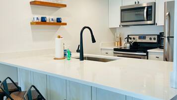 雪櫃、微波爐、焗爐、洗碗機