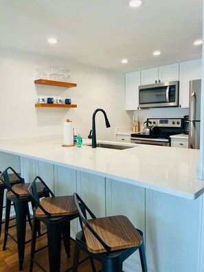 Coffee/tea maker, cookware/dishes/utensils