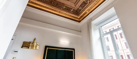 Cubrecamas, minibar y caja de seguridad en la habitación