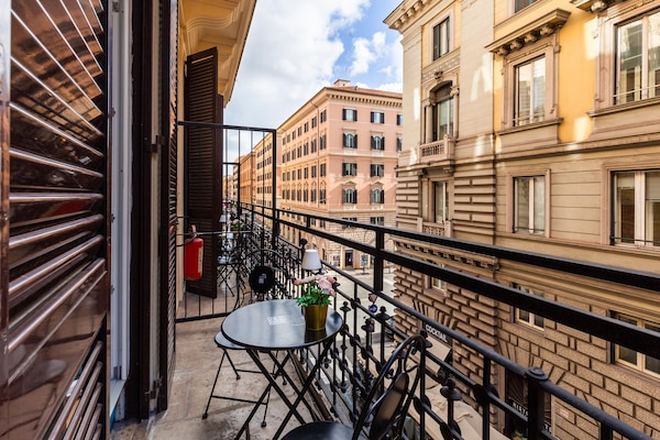 Duntäcken, minibar och värdeförvaringsskåp på rummet