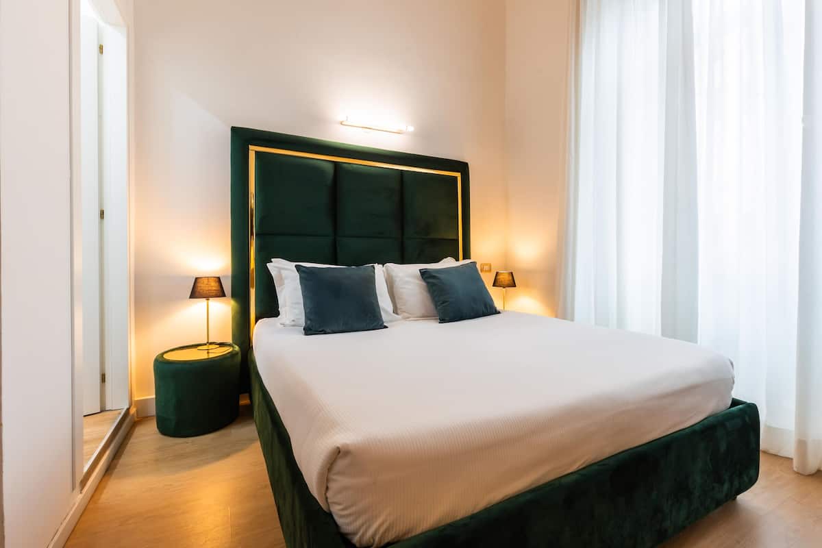 Quarto luxo, 1 cama de casal, vista para a cidade | Edredons de pluma, frigobar, cofres nos quartos