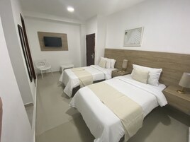 Cubrecamas y caja de seguridad en la habitación 