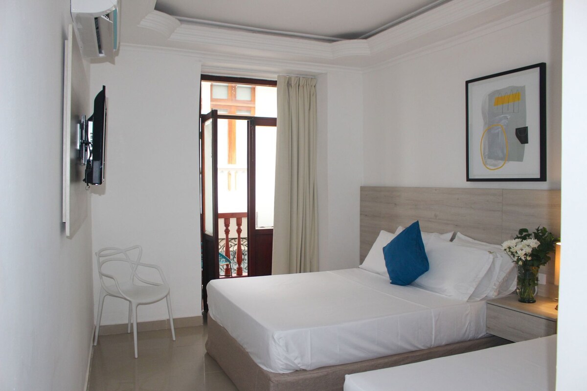 Down comforters, in-room safe, soundproofing, bed sheets