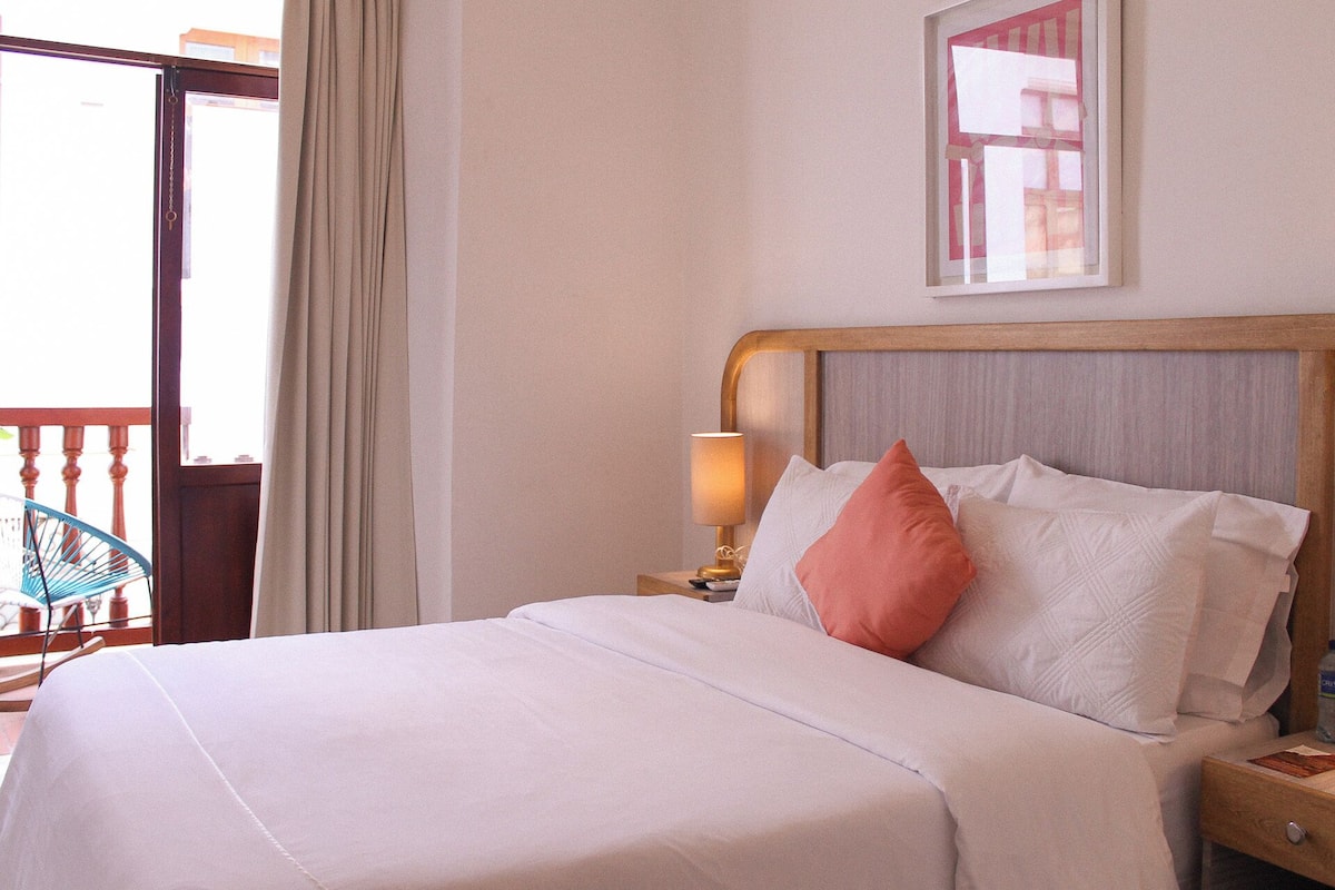 Double Room, Balcony | Down comforters, in-room safe, soundproofing, bed sheets